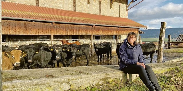 Anne Challandes mit den Rindern der Mutterkuhherde. Im Aussendienst ist sie auf dem aussichtsreichen Betrieb im Val-de-Ruz nicht mehr tätig, sie betreut aber weiterhin die Buchhaltung und die Post. 