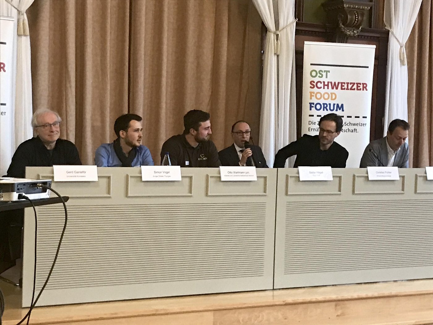 v.l.n.r.: Physiker Gerd Ganteför, Simon Vogel von den Jungen Grünen, Landwirt Otto Wartmann jun., Moderator Stefan Nägeli, Wirtschaftspsychologe Christian Fichter und Markus Hämmerli von Fenaco (Bild Alexandra Stückelberger)