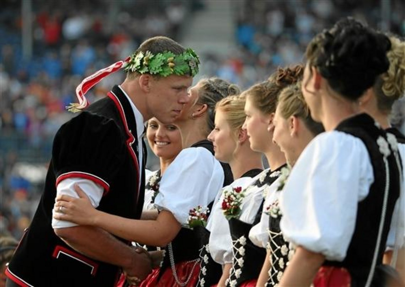 Matthias Sempach, hier 2014 an der Siegerehrung des Eidgenössischen Schwing- und Älplerfestes im September 2014, stiegert auch den Umsatz eines Schweizer KMU. (Bild Andy Mettler)