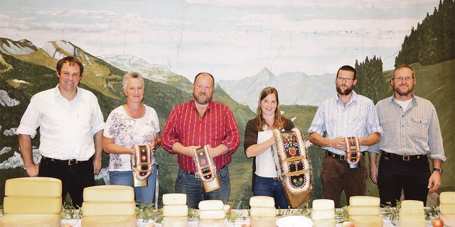 Jury-Obmann Christoph Mächler mit den Tagessiegerinnen und -siegern. (Bild Guido Bürgler)