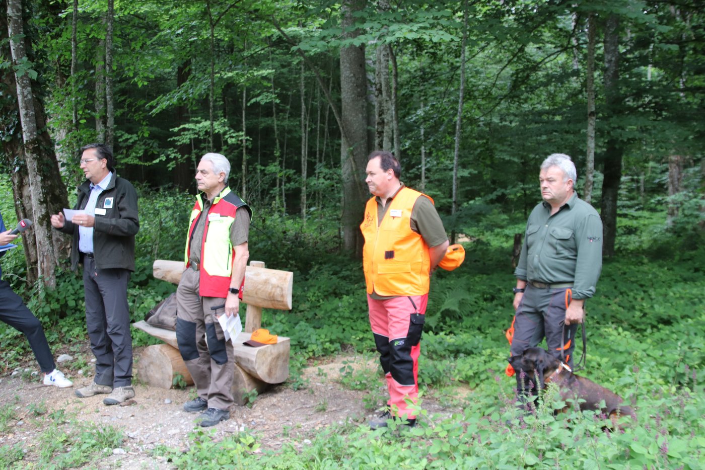 Sie gewähren Einblick in die Ausbildungsanlage (v. l. n. r.):Jagd- und Fischereiverwalter Urs J. Philipp; Jean Vuilleumier, Präsident des Betriebsvereins sowie Gattermeister Jürg Renge