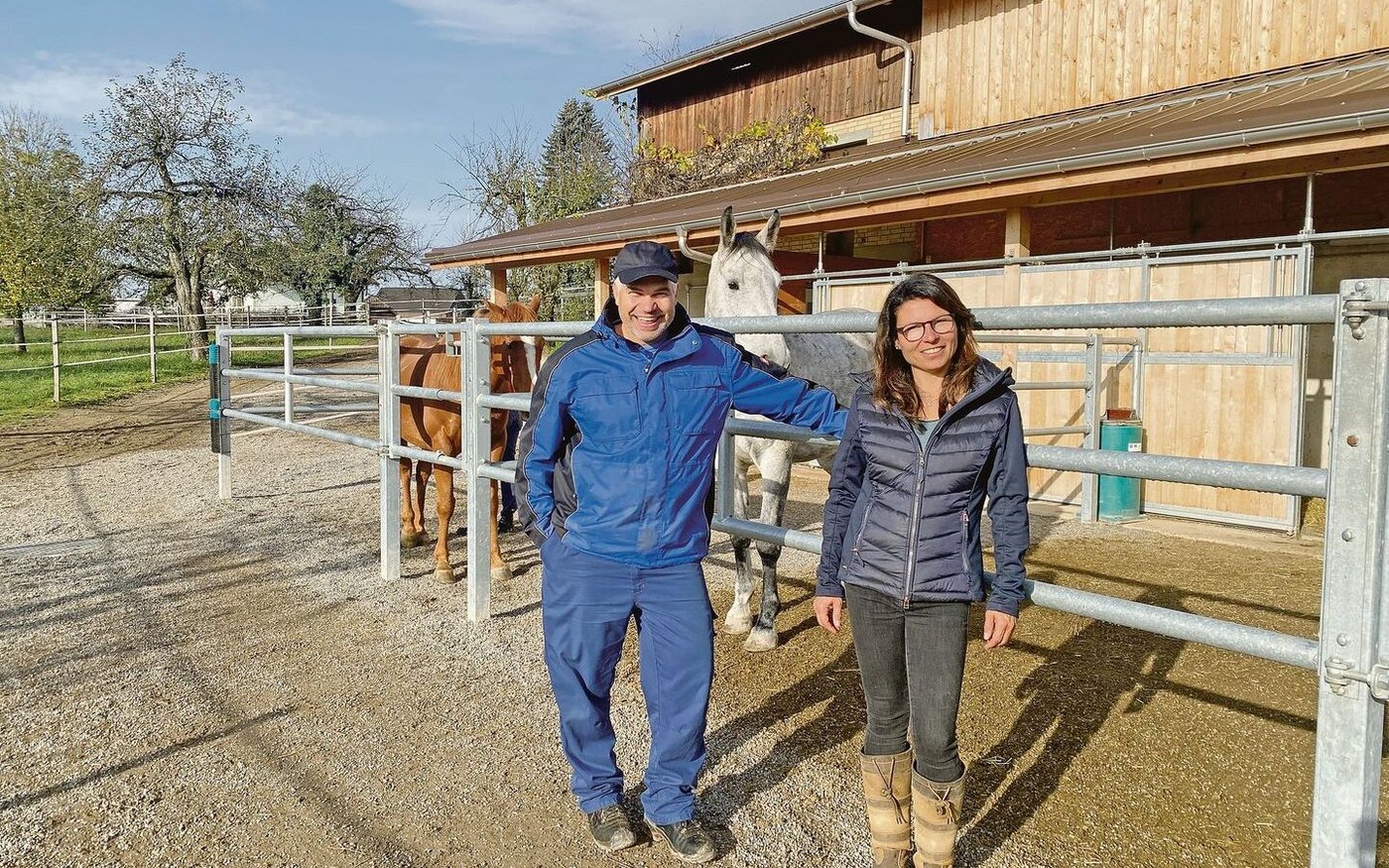 Landwirt Jürg Leuenberger und die pferdepsychologische Verhaltenstherapeutin Gabi Winistörfer vor der Integrations- und Krankenbox ihrer neuen Anlage im solothurnischen Subingen. Sie haben sich für die Aktion «Der Gute Stall» angemeldet. 