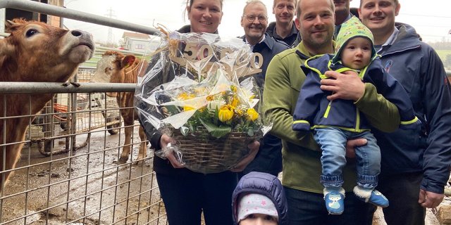 Die 150'000. Agrisano-Kundin Sandy Schenker mit Francis Egger (Agrisano-Präsident), Andreas Schwab (Solothurner Bauernverband, SOBV), Thomas Schenker mit Sohn Diego und Tochter Mia, Agrisano-CEO Christian Scharpf und der SOBV-Versicherungsberater Simon Stettler (v.l.n.r.). (Bild akr)