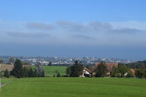 Strassenbau: Über 100 Hektaren Kulturland betroffen Der Oberthurgau, hier mit der Stadt Arbon im Hintergrund, ist heute schlecht ans nationale Strassennetz angeschlossen. Das soll sich durch den Bau der BTS ändern. (Bild Stefanie Giger)