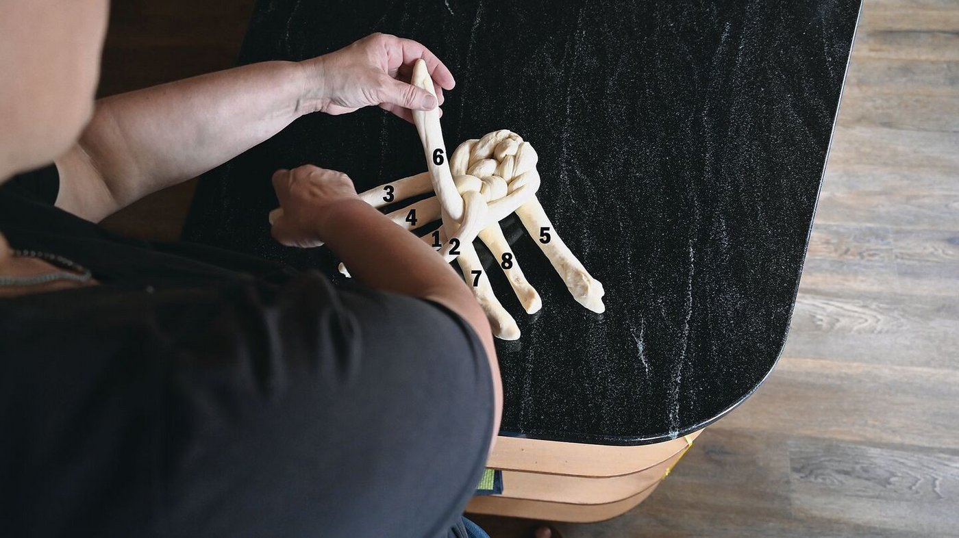 Mit rechter Hand Strang 3 greifen und kreuzen. Linke Hand legt Strang 6 neben Strang 7 ab. Weiterfahren, bis die Stränge zu kurz sind. 