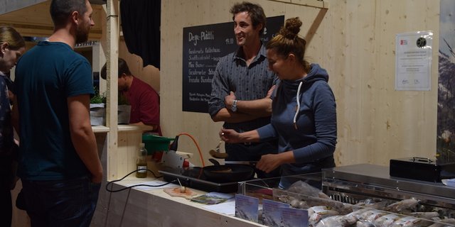 Den Besuchern den Genuss von regional produziertem Fleisch näher bringen, war das Hauptanliegen der Organisatoren. (Bilder Stefanie Giger)