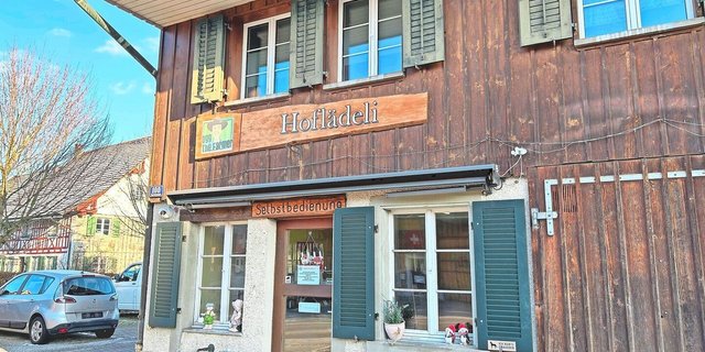 Der Hofladen liegt an der Dorfstrasse und ist nicht zu übersehen. Parkplätze stehen ausreichend zur Verfügung.