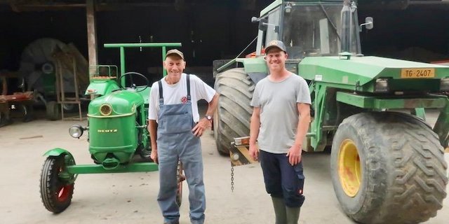 Hans Heiri (links) und Michael Büchi sind richtige Traktorenfans. Der Oldtimer ist ein Geburtstags-Geschenk vom Sohn zum 70. und das Dreirad ein Eigenbau des Seniors. (Bilder Esther Thalmann)