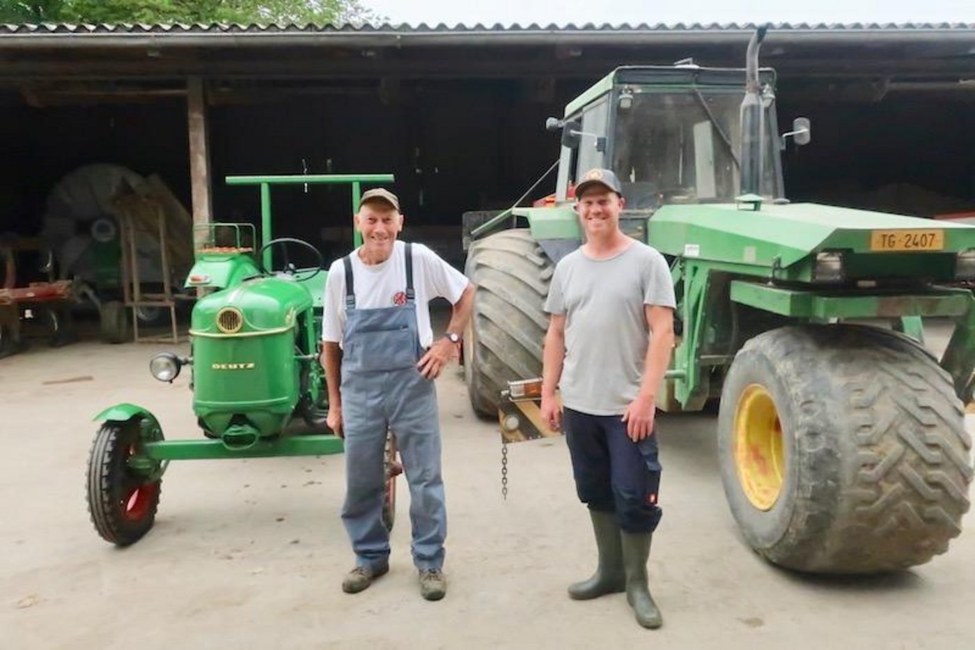 Hans Heiri (links) und Michael Büchi sind richtige Traktorenfans. Der Oldtimer ist ein Geburtstags-Geschenk vom Sohn zum 70. und das Dreirad ein Eigenbau des Seniors. (Bilder Esther Thalmann)