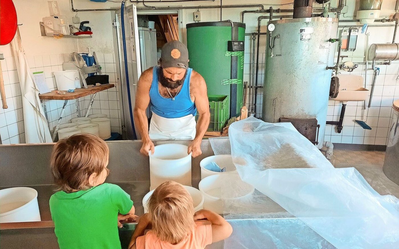 Der Lieblingsort der beiden Kinder Ronya und Cyrill: dem Dädi in der Käserei bei der Arbeit zusehen.