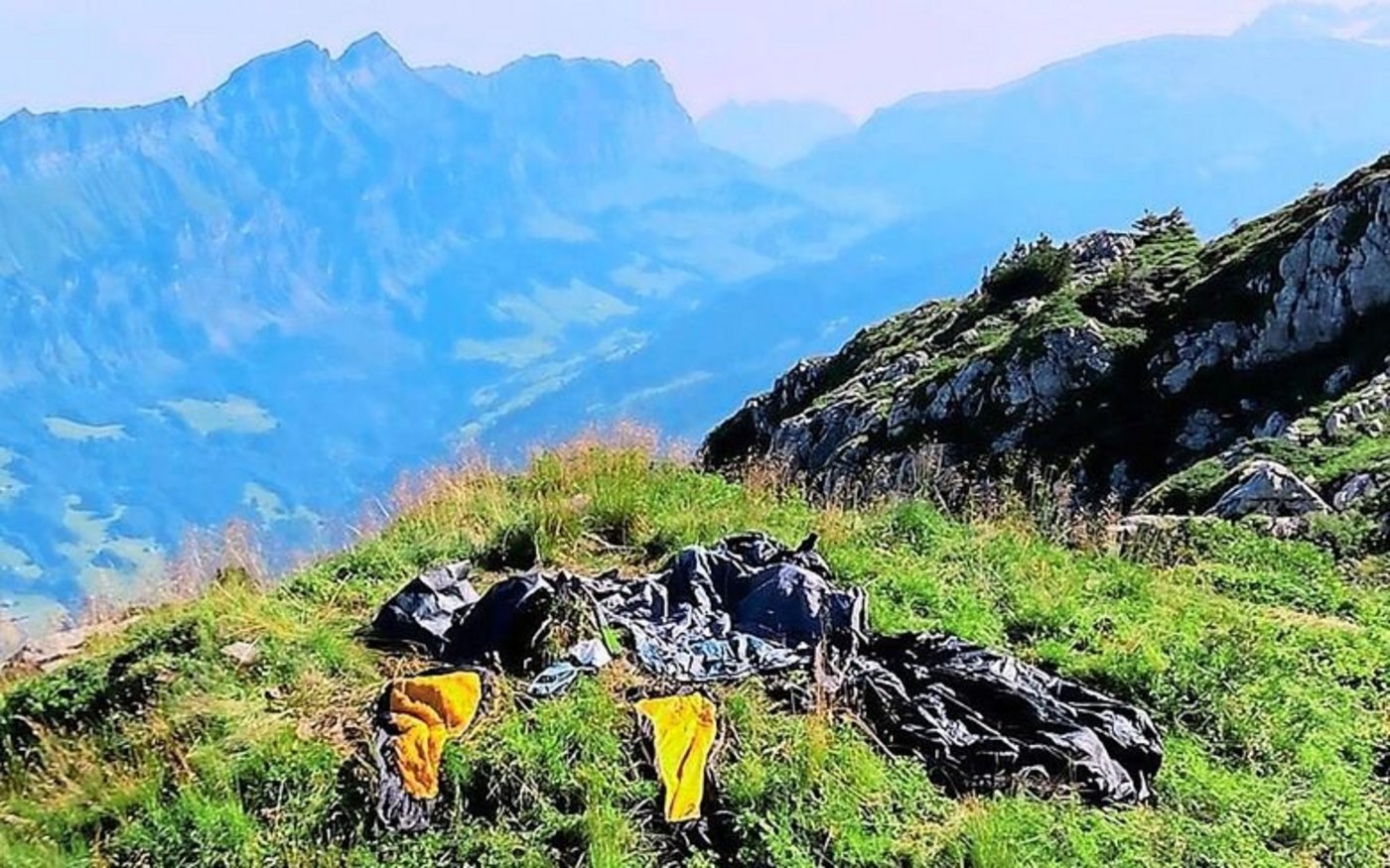 Wie an einem Open Air: Das vom Gewitter zerstörte Zelt wurde auf der Alpweide einfach liegen gelassen.
