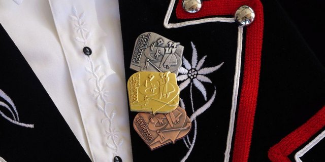 Die Festabzeichen für das 31. Jodlerfest in Basel wurden bereits im Hinblick auf eine Durchführung im Jahr 2020 produziert. Aus Gründen der Nachhaltigkeit habe man sich entschieden, für 2021 keine neuen anzufertigen, schreiben die Organisatoren. So hätten die Abzeichen ein Detail, an das man sich auch in Jahren noch erinnern werde. (Bild Verein «Eidgenössisches Jodlerfest Basel 2021»)