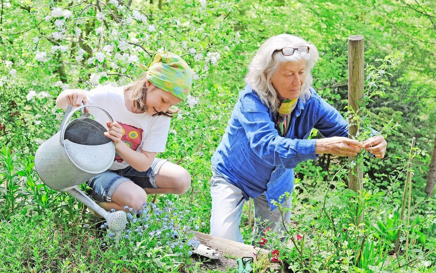 Grosi-Zeit im Grünen: Für viele Kinder ein Stück Geborgenheit – egal, wie oft sie stattfinden kann. Beim Grossmuttersein geht es heute auch darum, sich selbst treu zubleiben. 