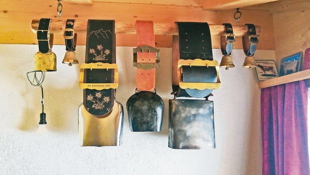 Toni Bergmanns  selbst gemachte «Glütlatte» und ein Teil seiner Treicheln. In der Mitte hängt  die neuste Anschaffung.(Bild Toni Bergmann)