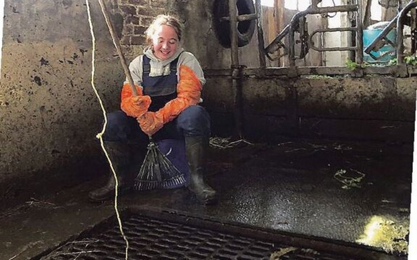 Nachdem das Schermesser in den Gülleschwemmkanal gefallen war, hatte Samira Furrer eine ungewöhnliche Idee.