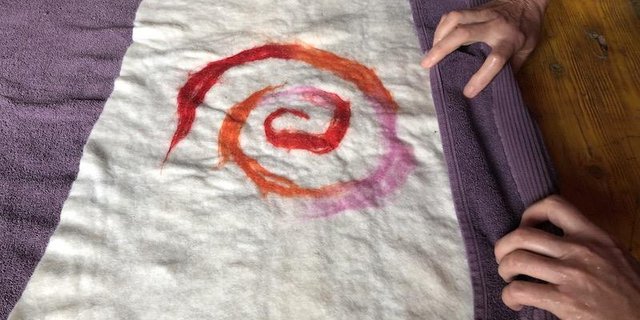 Beim letzten Bearbeitungsschritt, dem Rollen oder auch Walken genannt, staunt man nicht schlecht, wie es mit jedem Durchgang weniger Zentimeter werden. (Bild Esther Thalmann)