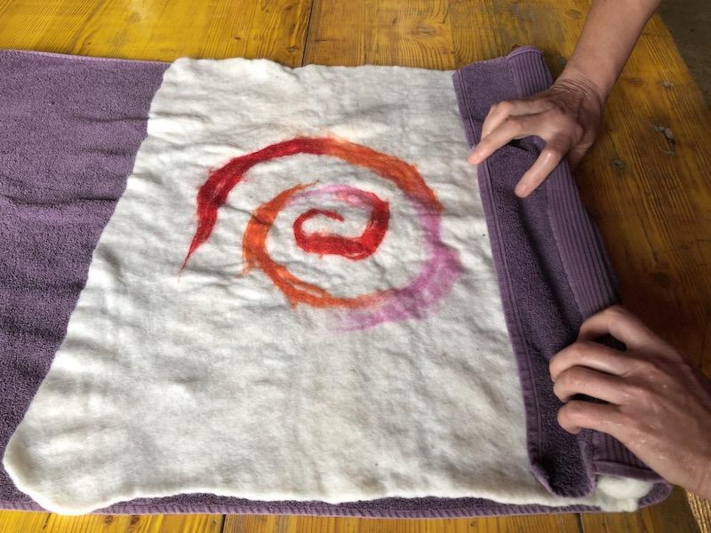 Beim letzten Bearbeitungsschritt, dem Rollen oder auch Walken genannt, staunt man nicht schlecht, wie es mit jedem Durchgang weniger Zentimeter werden. (Bild Esther Thalmann)