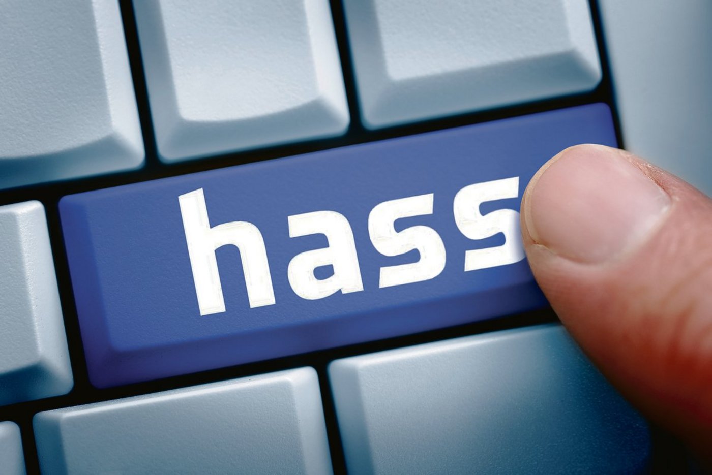 Sich hinter einem anonymen Profil zu verstecken und im Internet Hass zu verbreiten, scheint für gewisse Menschen ein Kavaliersdelikt zu sein. Ob sie sich getrauen würden, jemandem das Gleiche ins Gesicht zu sagen, bleibt fraglich. (Bild Keystone/Chromorange/Christian Ohde)