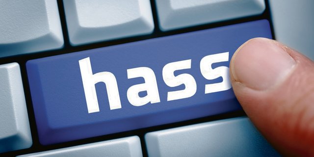 Sich hinter einem anonymen Profil zu verstecken und im Internet Hass zu verbreiten, scheint für gewisse Menschen ein Kavaliersdelikt zu sein. Ob sie sich getrauen würden, jemandem das Gleiche ins Gesicht zu sagen, bleibt fraglich. (Bild Keystone/Chromorange/Christian Ohde)