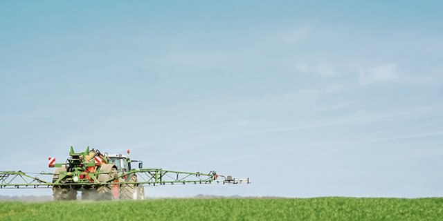 Herbizide, Fungizide und Insektizide sind eine potenzielle Gefahr für Mensch, Tier und Umwelt. Daher ist es besonders wichtig, dass Wirkstoffe vor der Zulassung umfassend überprüft werden. (Bild Fotolia)