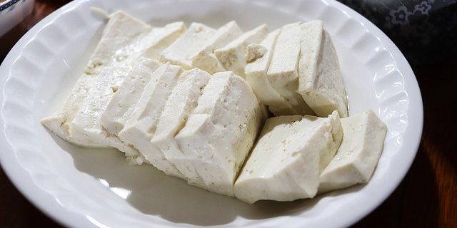 Tofu nature hat einen schwachen Eigengeschmack und kann daher mi Gewürzen und Marinaden ganz unterschiedlich zubereitet werden. (Bild Pixabay)
