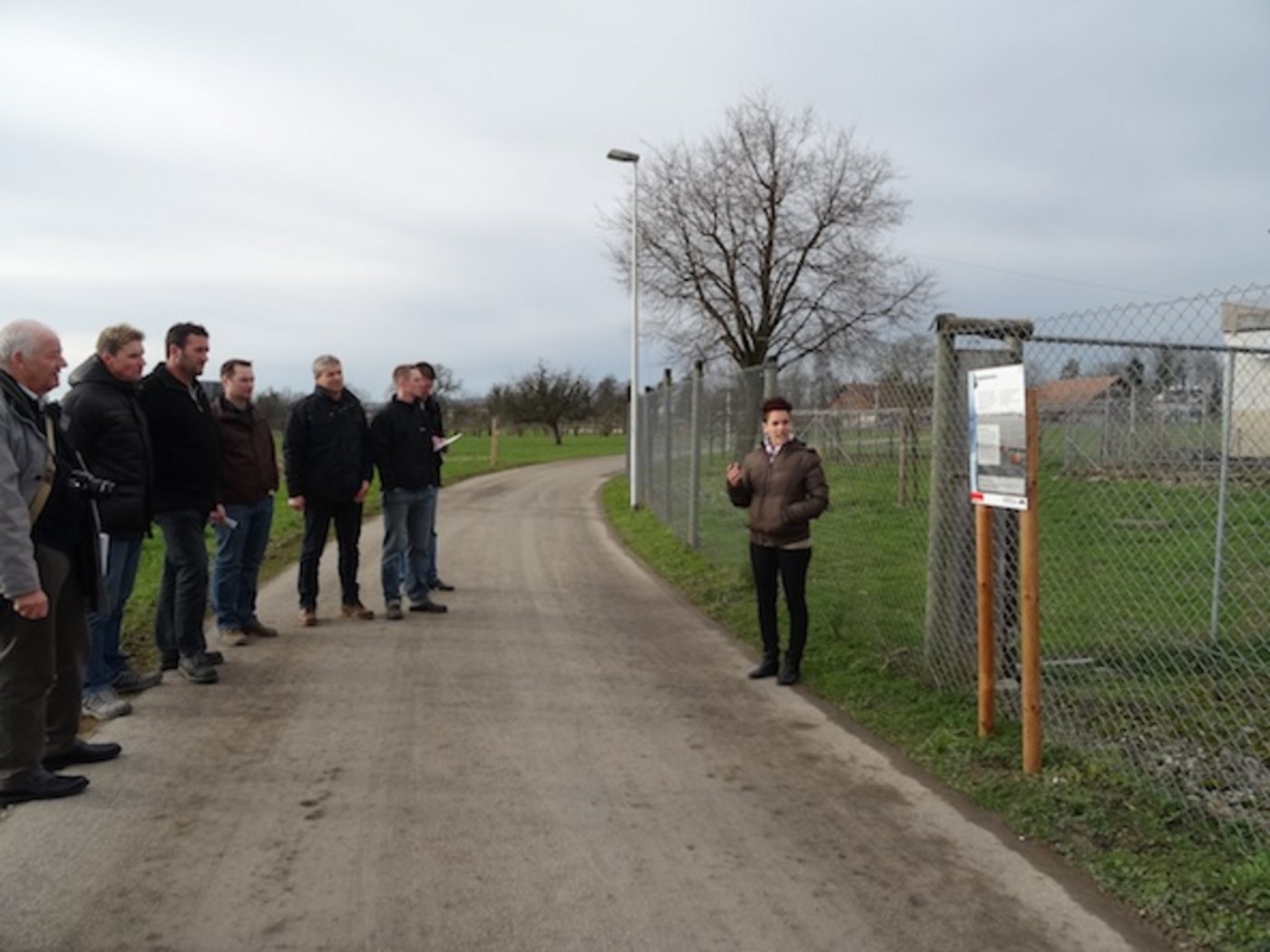 Raphaela Blum, angehende Agrotechnikerin, erläutert den Medien und Vertretern des Zuger Bauernverbandes das Konzept des Lehrpfades