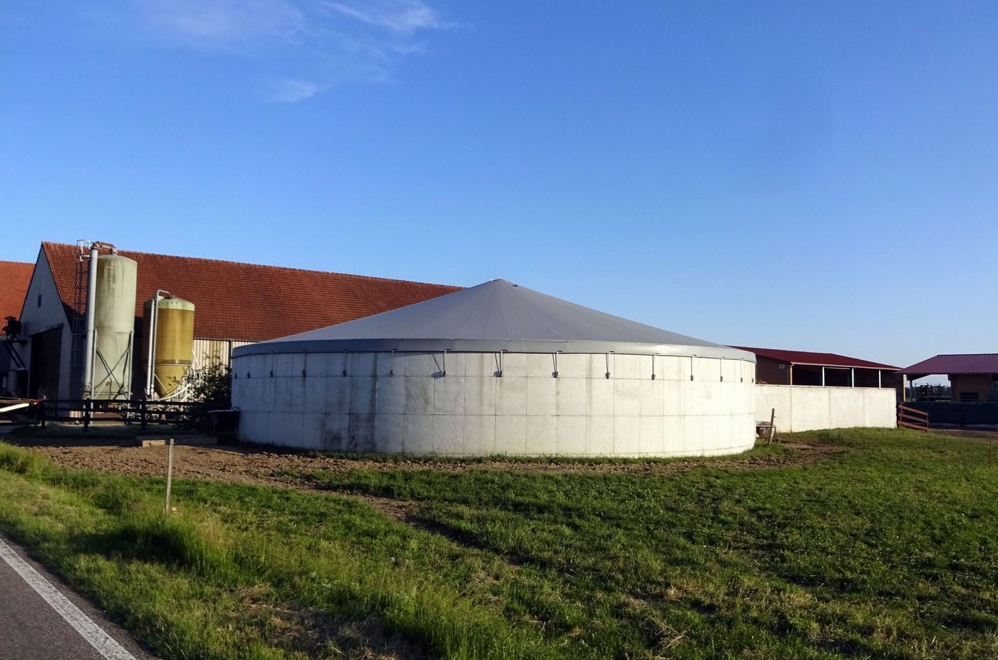 Während dank Abdeckungen die Ammoniak-Emissionen reduziert werden können, steigen in vielen Fällen die Mengen an ausgestossenem Lachgas. Bei durchlässigen Deckeln entweicht weniger Methan, bei dichten Deckeln hingegen sind die Resultate nicht eindeutig, zeigen aber eine Tendenz zur Zunahme der Methan-Emissionen. (Bild BFH HAFL)