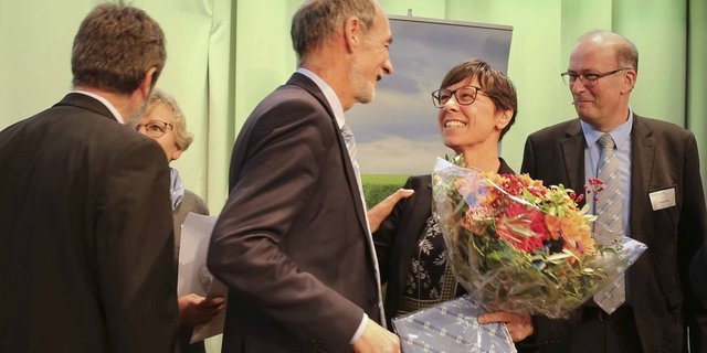 Jacques Bourgeois gratuliert Anne Challandes Der abtretende Direktor des Schweizer Bauernverbandes, Jacques Bourgeois, gratuliert Anne Challandes zur Wahl in den Vorstand. (Bild mg) 