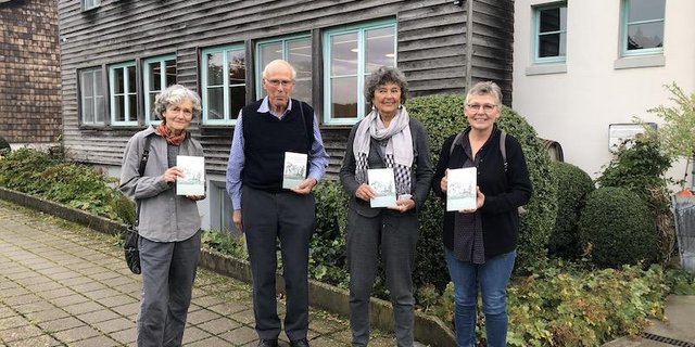 Initiantin des Buchprojekts und Autorin Diana Bach mit Mitautor Werner Scheidegger. Das Buch ist mit Beiträgen von Veronika Bennholdt-Thomsen und Christine Bühler ergänzt (von li nach re). (Bilder et)