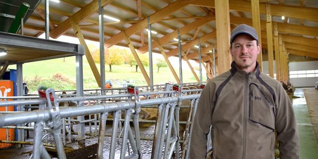 Der Zuger Milchbauer Bruno Murer im neuen Stall: Platz hat es für 35 Kühe und einen Stier. (Bilder Armin Emmenegger)