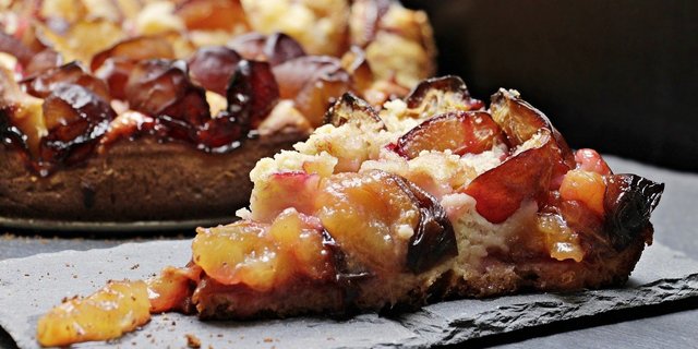 Um allen Ansprüchen an gute Lebensmittel gerecht zu werden, setzen Bäuerinnen und Bauern die nötigen Pflanzenschutzmittel ein. Diese Botschaft soll bei einem Stück Wähe vermittelt werden. (Bild Pixabay)