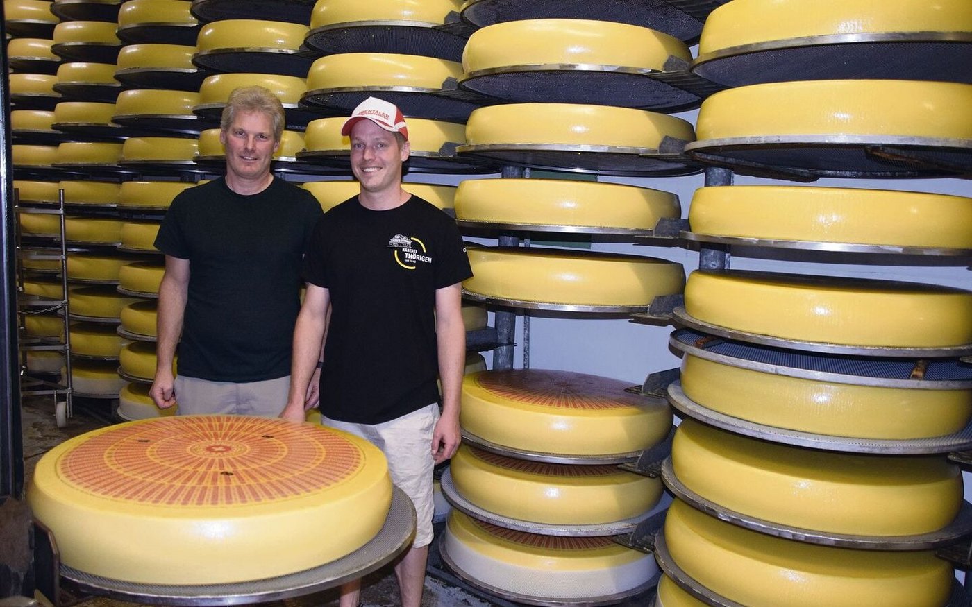 Andreas Schaad (links), Präsident der Käsereigenossenschaft Thörigen, und der Käser Lukas Känel im Käsekeller. Beide schauen für ihren Emmentaler AOP optimistisch  in die Zukunft.  