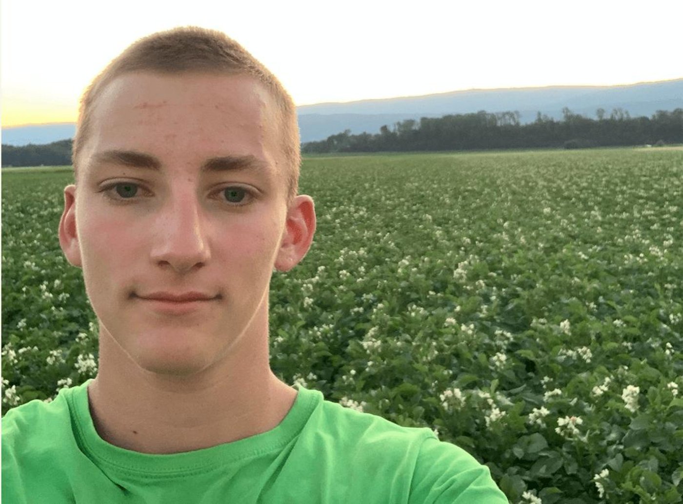 Dominik Stämpfli war das erste Mal beim Kartoffelsetzen dabei. Seine Aufgabe war es, die Kartoffeln hinten beim Grimme-Setzautomaten aufzufüllen. (Bild zVg)