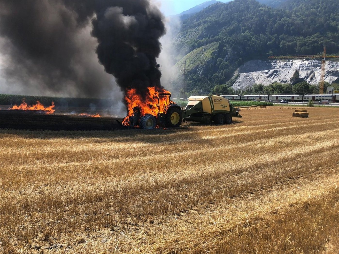 Bei staubintensiven Arbeiten wie dem Ballenpressen besteht erhöhte Brandgefahr. (Bild Kapo GR)