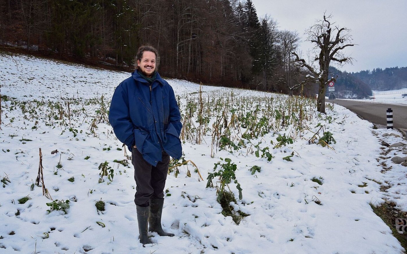 Noch bedecken Schnee und eine Gründüngung die künftigen Gemüsebeete des Kosmoos. Benjamin Lang hat aber einen klaren Plan davon, wie es hier dereinst aussehen soll. 