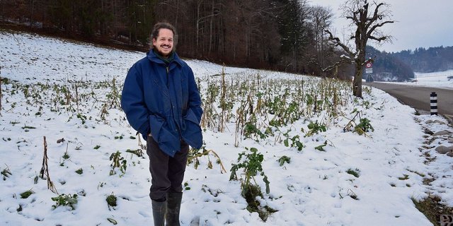Noch bedecken Schnee und eine Gründüngung die künftigen Gemüsebeete des Kosmoos. Benjamin Lang hat aber einen klaren Plan davon, wie es hier dereinst aussehen soll. 