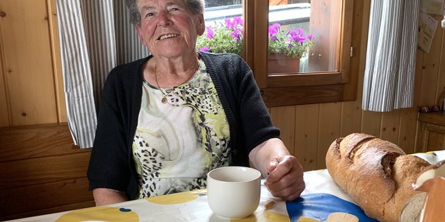 Anni Gisler in der heimeligen Alpstube beim «Zvieri» mit dem Besuch. (Bilder Josef Scherer)