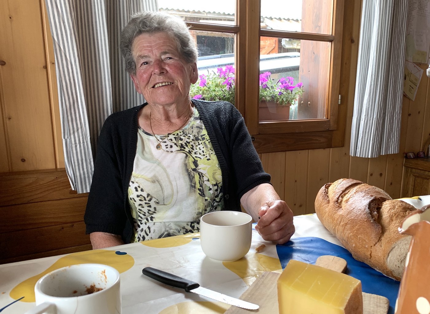 Anni Gisler in der heimeligen Alpstube beim «Zvieri» mit dem Besuch. (Bilder Josef Scherer)