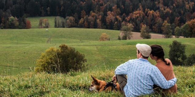 In eine gemeinsame Zukunft blicken – mit verliebt.bauernzeitung.ch wird die Suche nach der grossen Liebe ein Stückchen einfacher. 