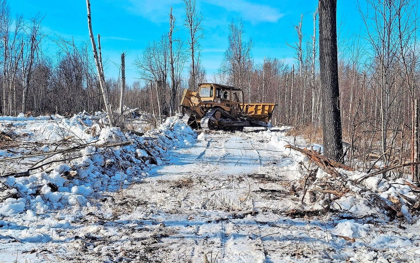 Der Lohnunternehmer mit dem Bulldozer hat Freude am neu zugekauften Land, gibt es doch dort auch noch einiges zu roden.