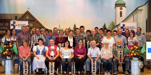 Bäuerinnen und Bauern, welche 20 Jahre Milch ohne Qualitätsverluste produzierten erhalten eine Auszeichnung. (Bild zVg)