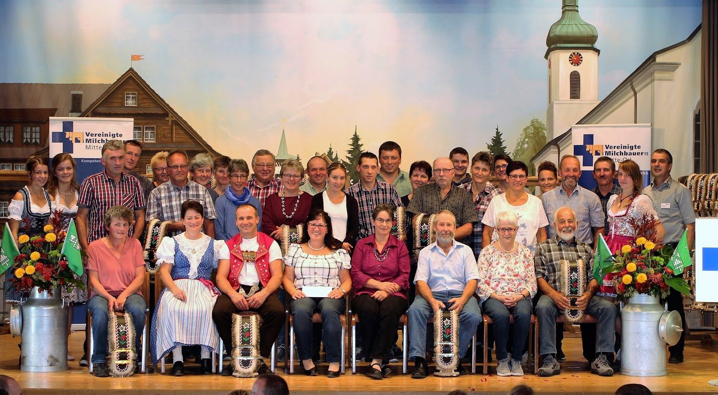 Bäuerinnen und Bauern, welche 20 Jahre Milch ohne Qualitätsverluste produzierten erhalten eine Auszeichnung. (Bild zVg)