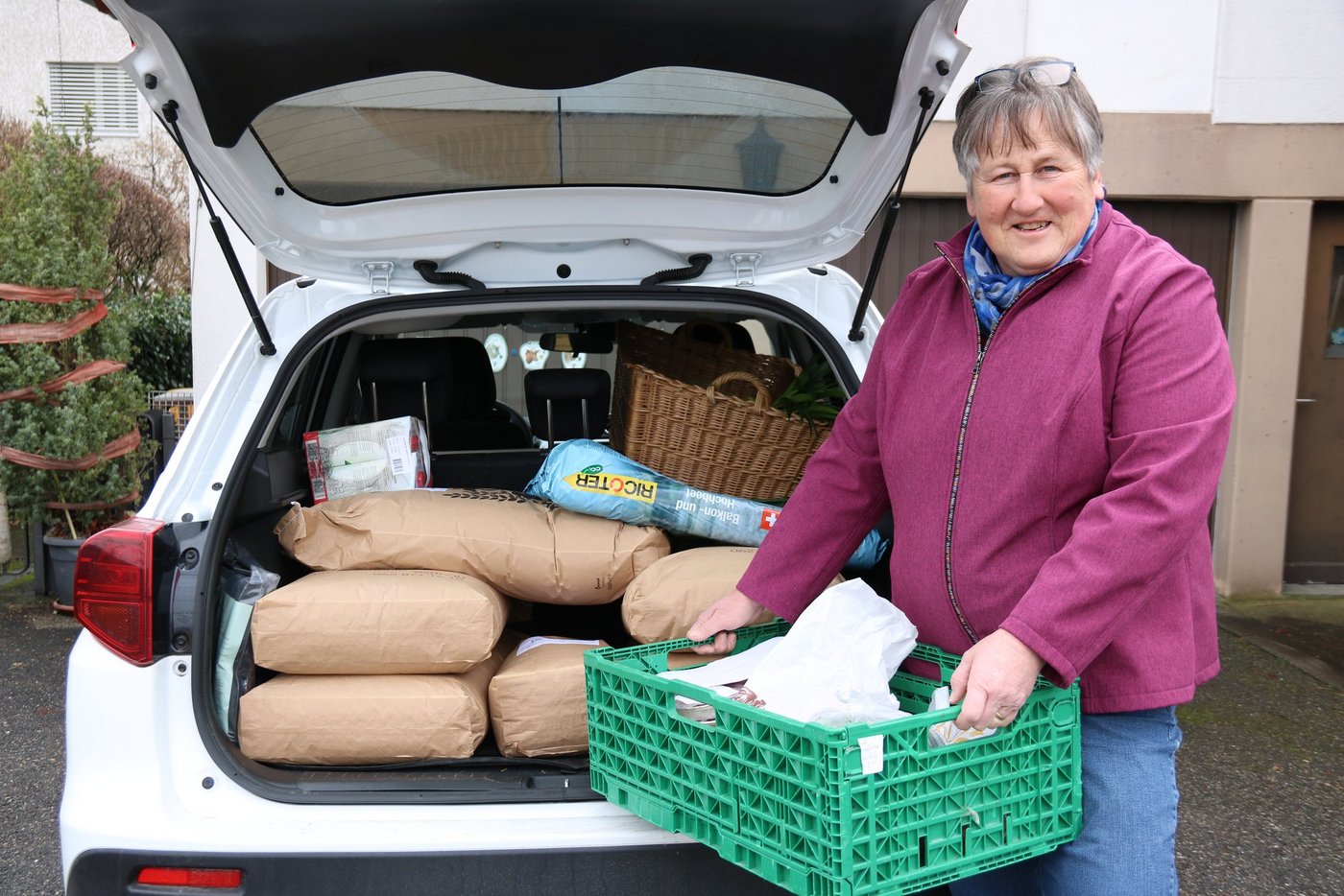 Eine neue Tätigkeit für Eva Waser: Seit dem Corona-Ausbruch liefert sie freitags die beim Buremärt Sissach BL bestellten Produkte an die Kundschaft nach Hause. (Bild Benildis Bentolila)