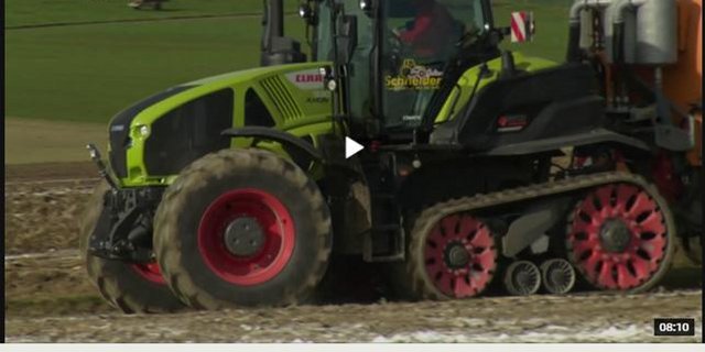 Der Raupentraktor eines Lohnunternehmers kam im SRF-Beitrag nicht besonders gut weg. (Bild SBV)