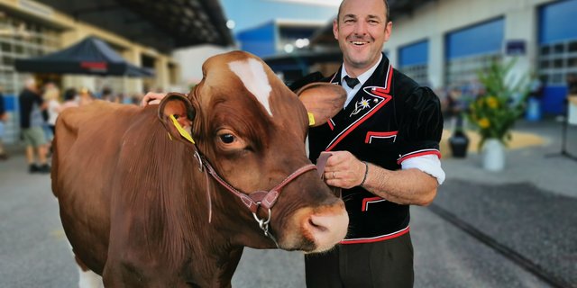 Bond vom Dicki anlässlich seiner Taufe an der Hand seines Züchters Martin Jaquemet. (Bild sb)