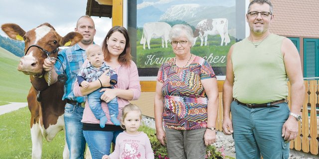 Freude bei der BG Lustenberger + Krummenacher: Konrad und Sibylle Krummenacher mit Ivo und Alina, Monika Krummenacher und Fredi Lustenberger (v. l. n. r.)(Bild aem)