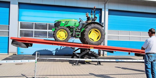 Der grosse Klassiker beim Geschicklichkeitsfahren ist die Fahrt mit dem Traktor über eine Wippe.  