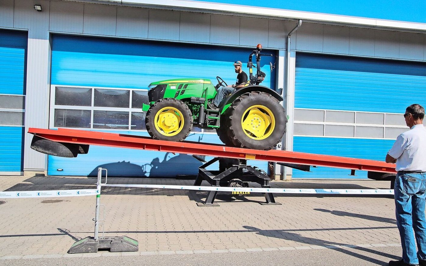 Der grosse Klassiker beim Geschicklichkeitsfahren ist die Fahrt mit dem Traktor über eine Wippe.  