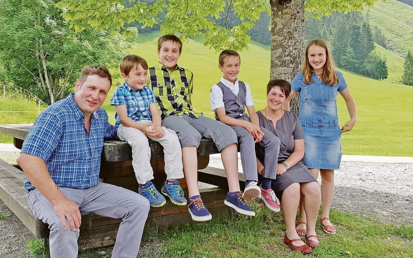 Marcel Schenk mit den Söhnen Jonathan, Elias, Noel, seiner Frau Kathrin und Tochter Rosaline. Der gelernte Metzger ist für die Direktvermarktung viel unterwegs (v. l. n. r.).
