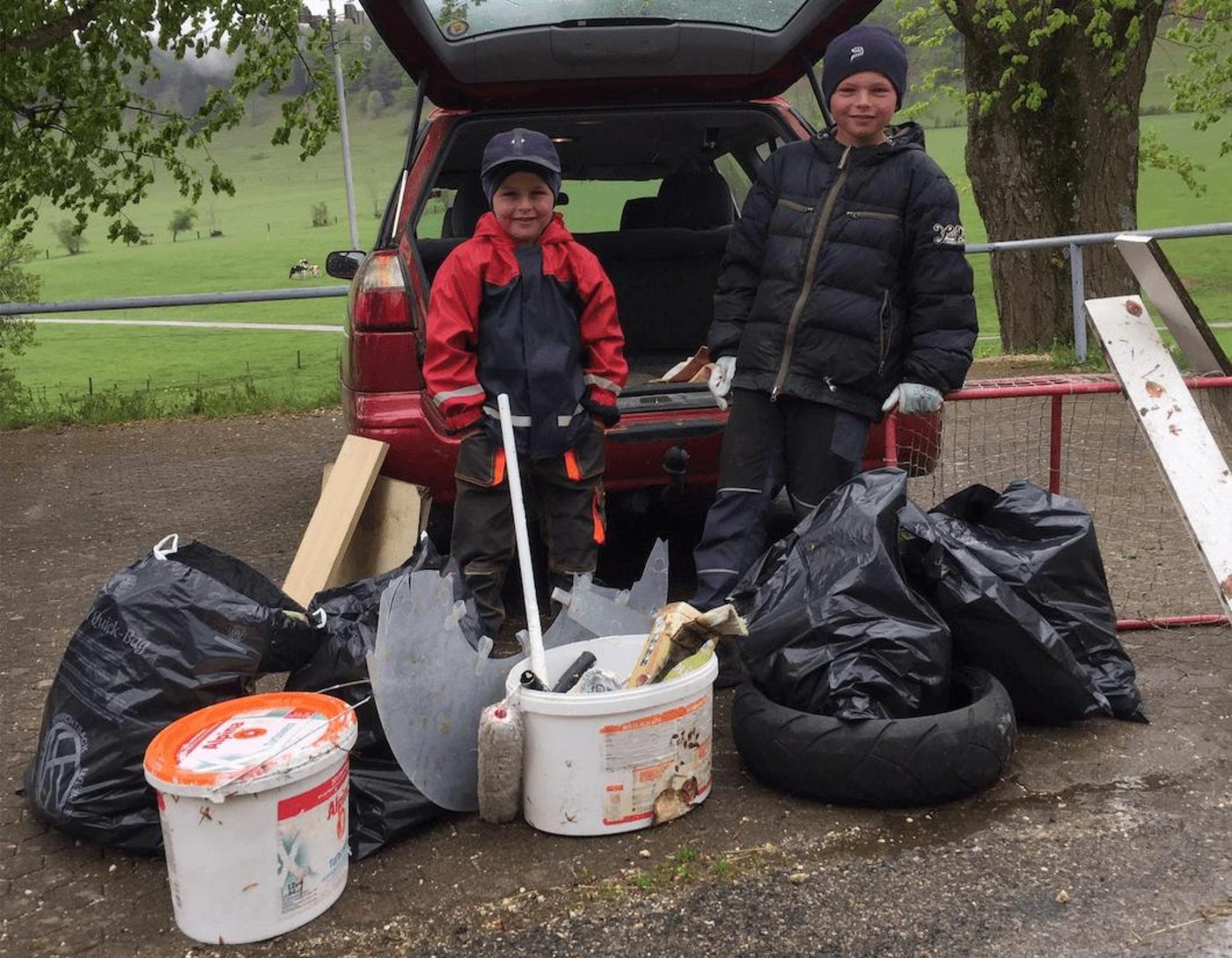 Die beiden jungen Abfall-Helden haben eine grosse und sinnvolle Arbeit geleistet. Sie werden selbst wohl kaum dereinst zu Abfall-Sündern werden. (Bild zVg)